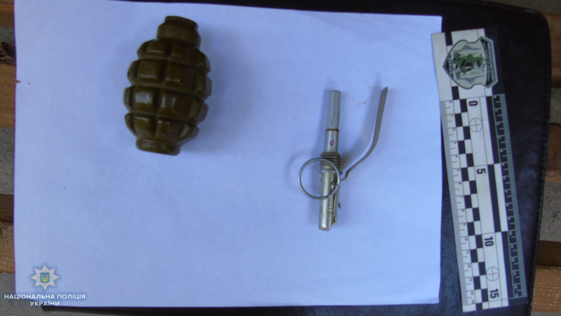 В центрі Херсону виявили підозрілий предмет, схожий на гранату